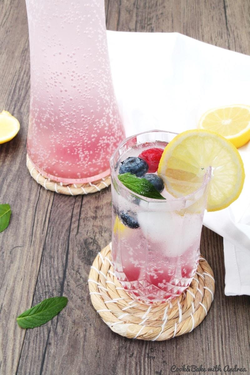 Rezeptbild: Selbstgemachte Beerenlimonade