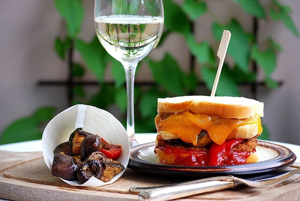 Rezeptbild: Brioche-Lamm-Burger mit scharfer Tomatensoße und gegrilltem Gemüse