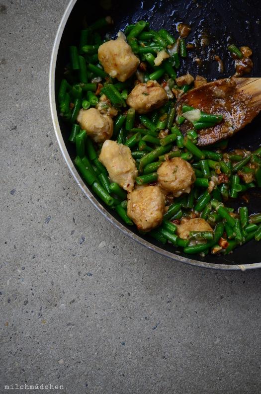 Rezeptbild: Bohnengnocchi mit Sardellenvinaigrette, Haselnüssen und grünen Bohnen