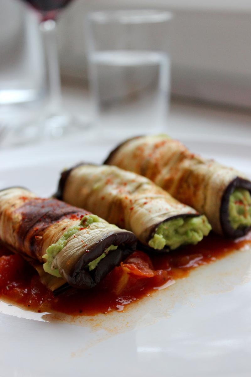 Rezeptbild: AUBERGINEN-AVOCADO RÖLLCHEN MIT TOMATENSOSS