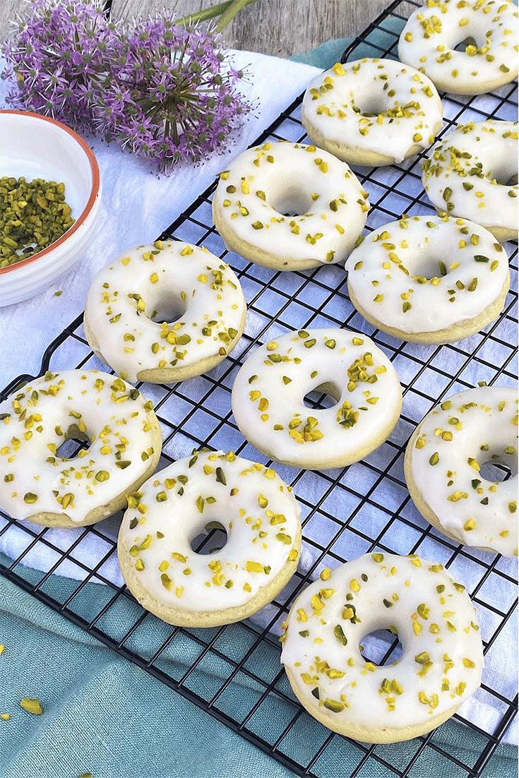 Rezeptbild: Pistazien-Donuts aus dem Backofen