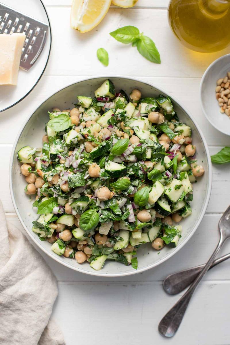 Rezeptbild: Zucchini-Salat mit Kichererbsen, Zitrone, Parmesan & Kräuter