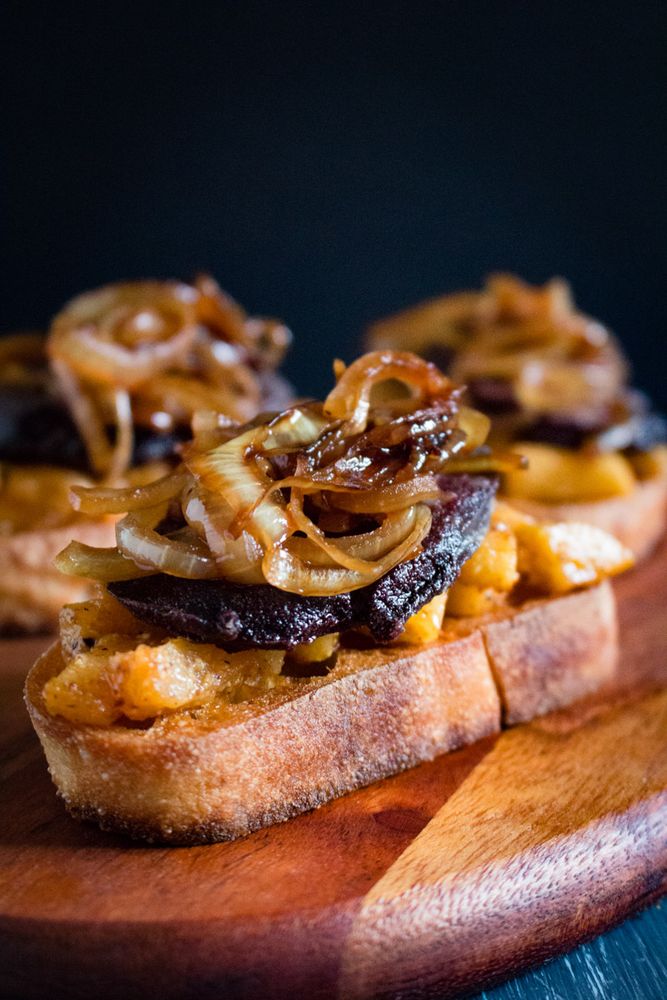 Rezeptbild: Crostini mit Blutwurst, Apfel und Schmorzwiebeln