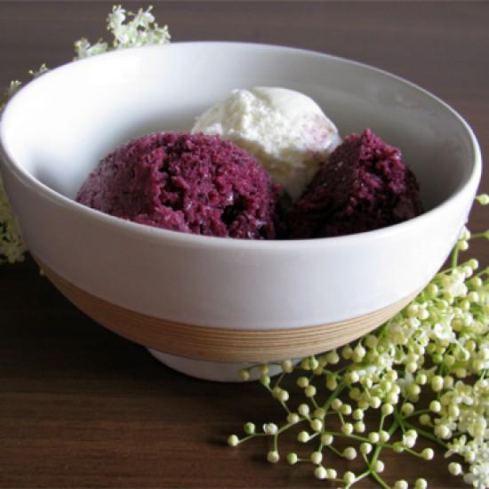 Rezeptbild: Blaubeereis mit Holundblütenbuttermilch