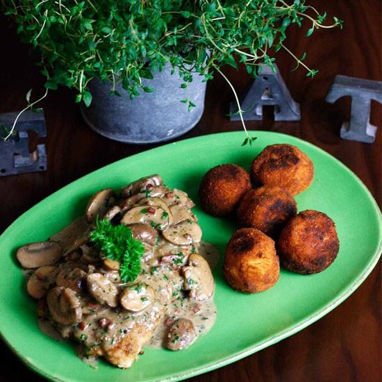 Rezeptbild: Jägerschnitzel mit Kartoffelbällchen