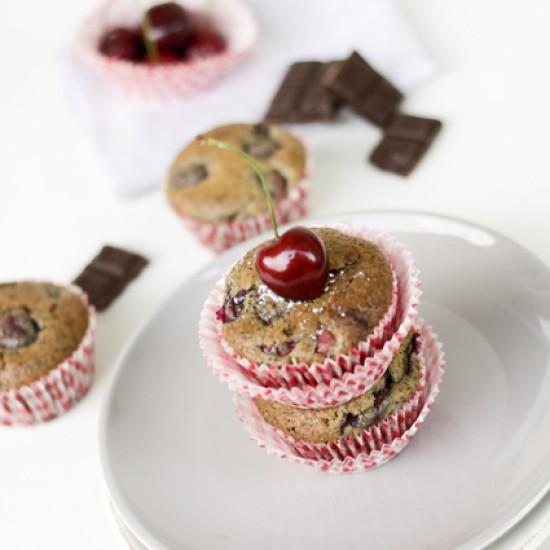 Rezeptbild: Dark Chocolate Cherry Poppy Muffins