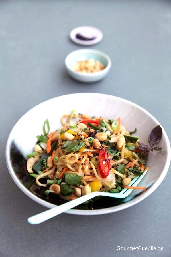 Rezeptbild: Kühle asiatische Sommer-Nudeln mit cremigem Erdnussdressing