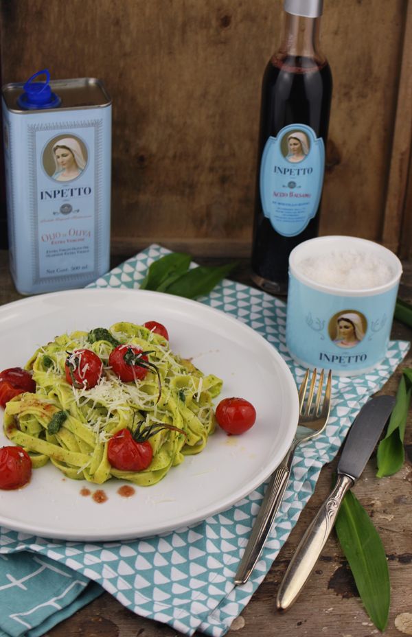 Rezeptbild: Safranpasta mit Bärlauch-Kürbiskern-Pesto