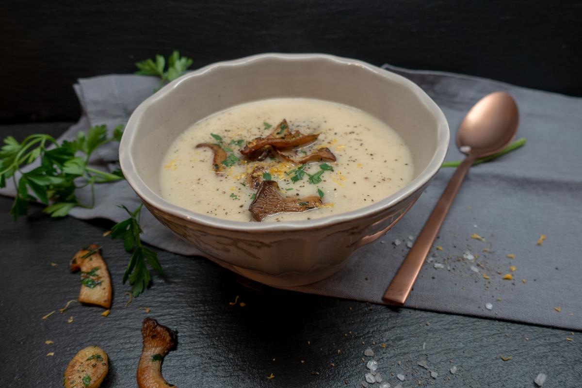 Rezeptbild: Schwarzwurzelsuppe mit Kräuterseitlingen