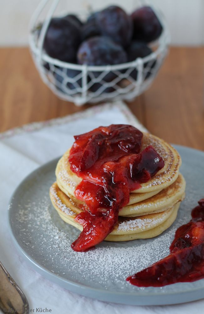 Rezeptbild: Fluffige Pancakes mit Zwetschgenkompott