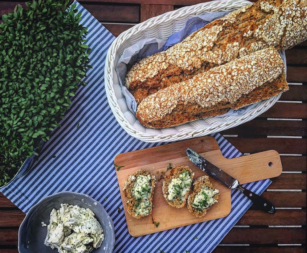 Rezeptbild: Joghurt-Apfel-Karotten-Brot mit Kressebutter