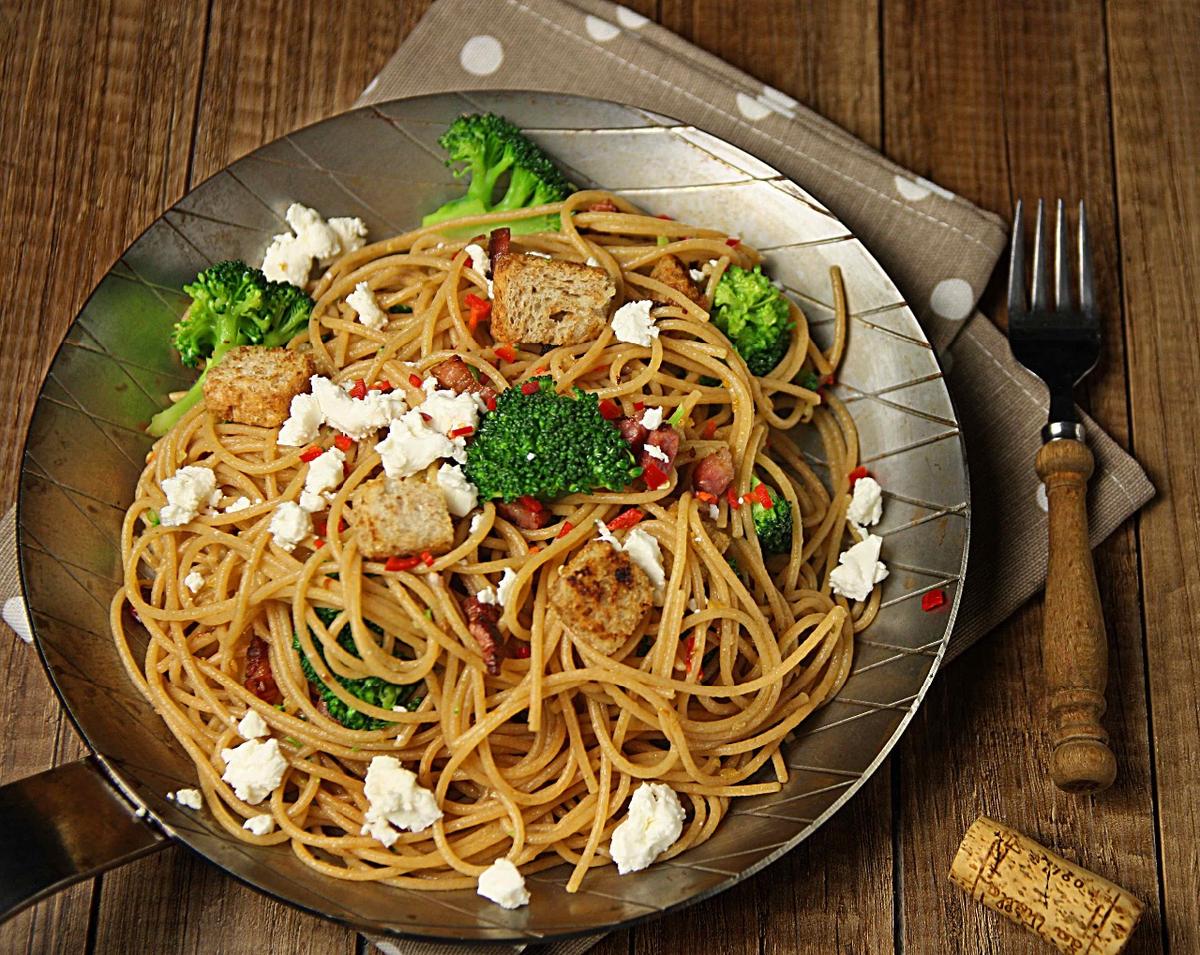 Rezeptbild: Vollkornspaghetti mit Brokkoli und Speckcroutons