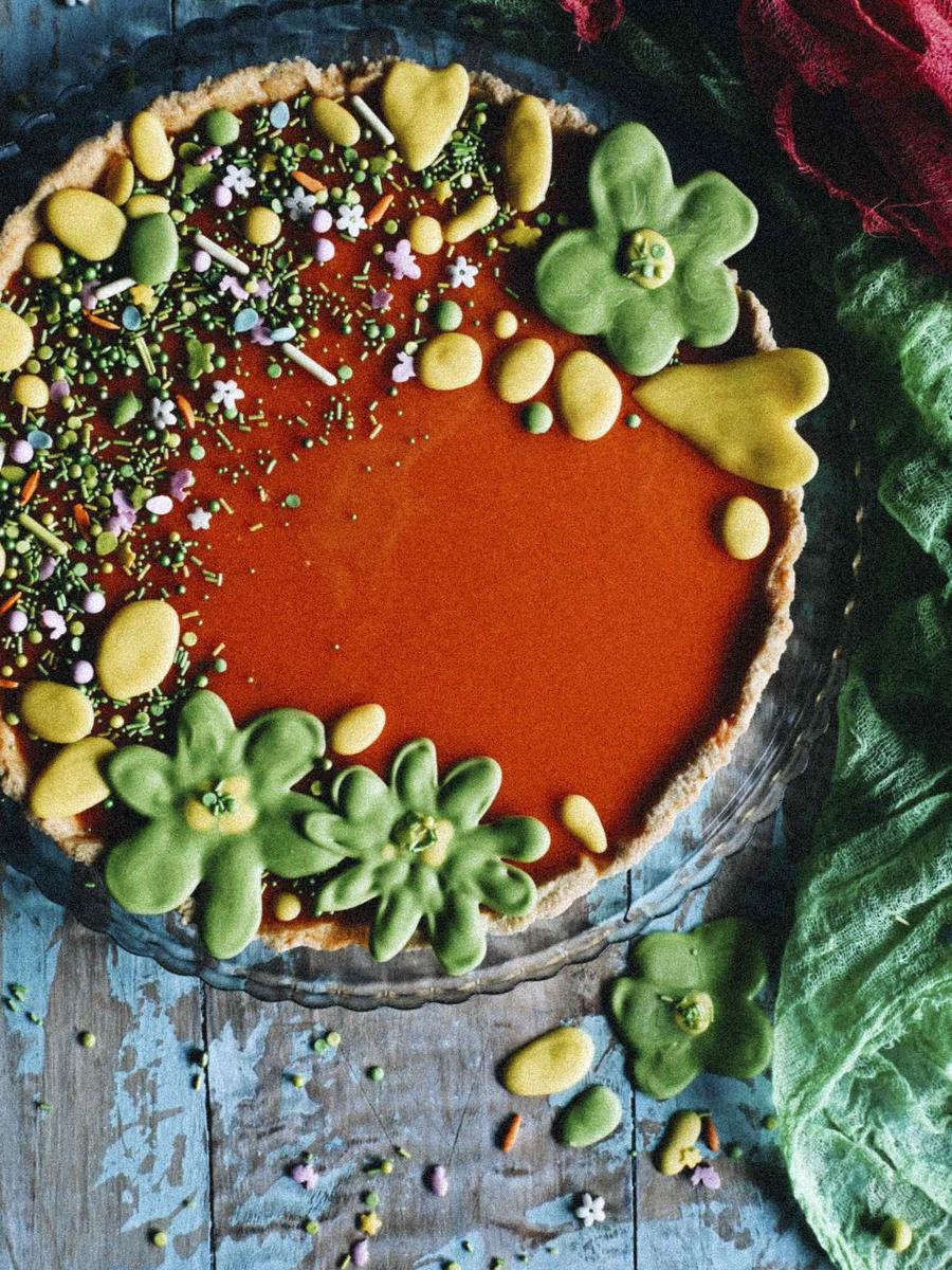 Rezeptbild: TARTE MIT WEISSER SCHOKOLADE UND MÖHRENGLASUR