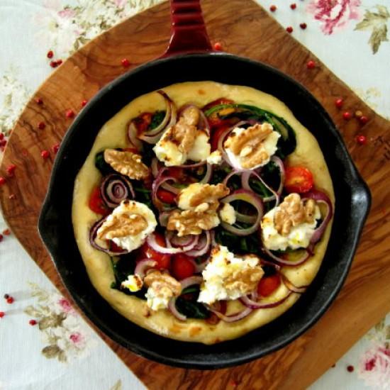 Rezeptbild: Pfannen-Foccacia mit Ziegenfrischkäse und Honig