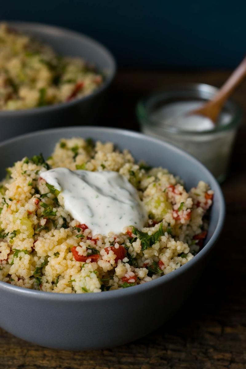Rezeptbild: Couscous Salat mit Röstpaprika und Kräuter Dip