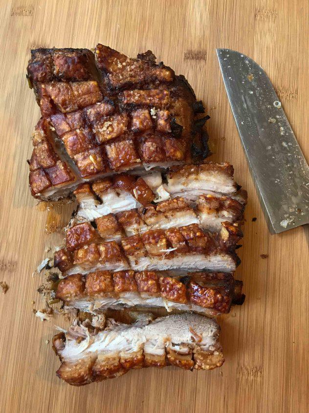 Rezeptbild: Knuspriger Schweinebauch aus dem Backofen