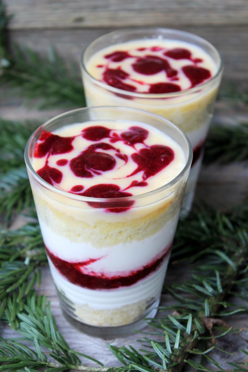 Rezeptbild: Eierlikörkuchen im Glas mit Brombeerjoghurt