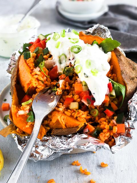 Rezeptbild: Sweet Potato Kumpir mit Bulgursalat, mariniertem Gemüse & Joghurt-Minz Sauce