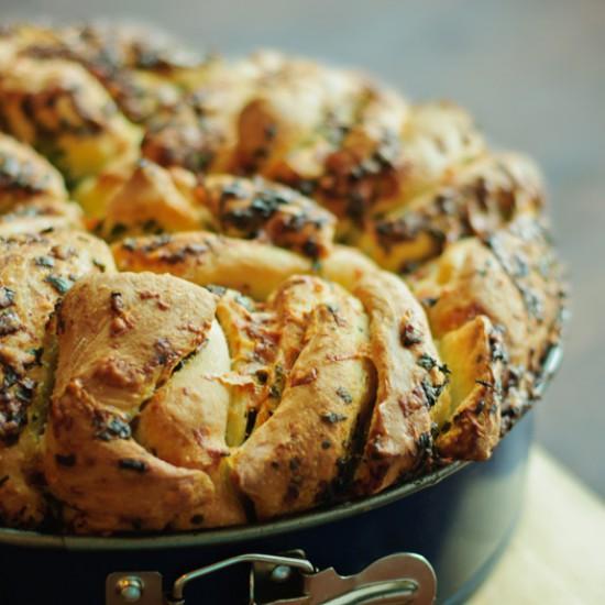 Rezeptbild: Kräuter-Käse-Zupfbrot