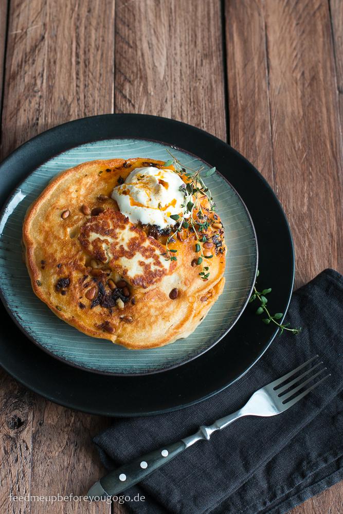 Rezeptbild: Rauchig-scharfe Pancakes mit Halloumi, Thymian und Chipotle