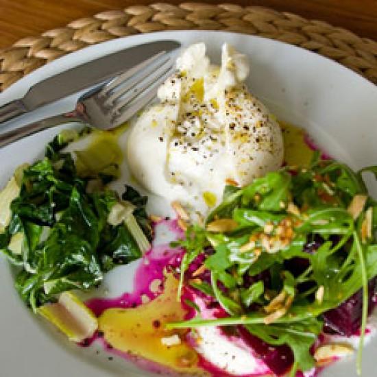 Rezeptbild: Burrata mit Zitronenmangold und Rote Beete Salat