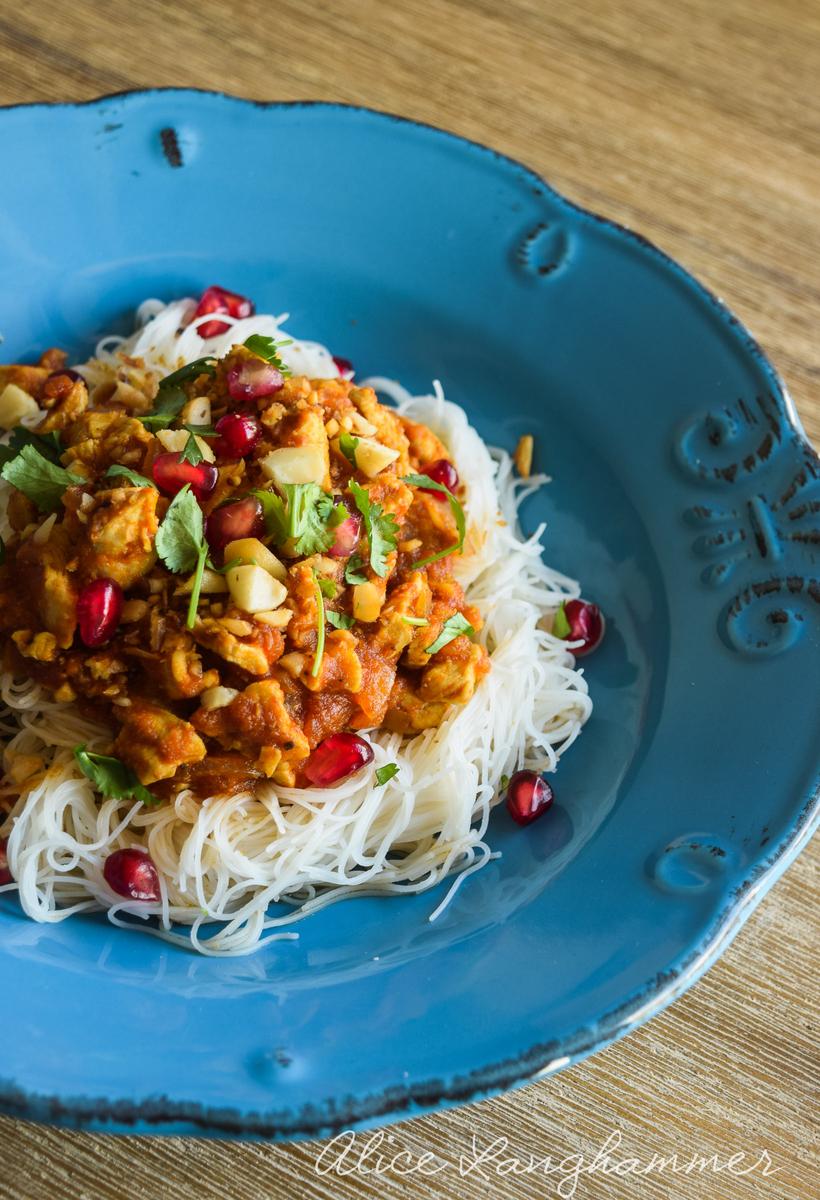 Rezeptbild: Hähnchenragout mit Granatapfel und gerösteten Mandeln