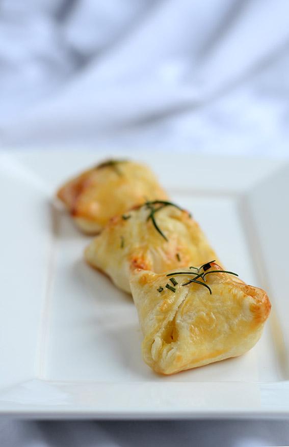 Rezeptbild: Blätterteigpäckchen mit Ziegenkäse und Birne