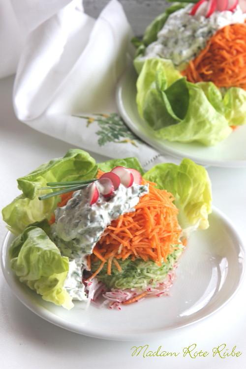 Rezeptbild: Gemüsetürmchen auf jungem Blattsalat mit Kräuterschmand
