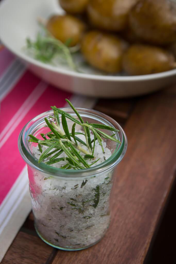Rezeptbild: Saftige Rindersteaks mit Chimichurri und Rosmarinkartoffeln vom Grill