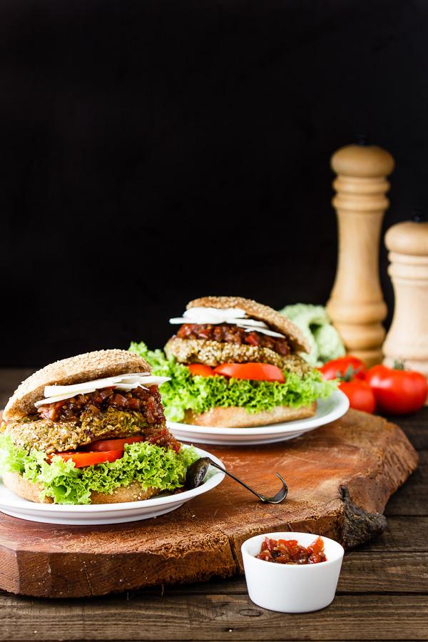 Rezeptbild: Sigrids Ziegenkäse-Tomatenchutney-Vollkornburger mit Haferbratlingen