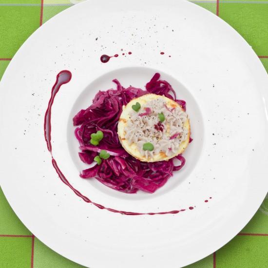 Rezeptbild: Ziegenkäseflan mit Rotkohlsalat