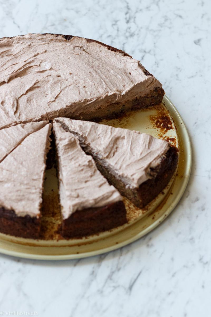 Rezeptbild: Saftiger Zucchini-Kuchen mit frischer Zimtcreme und Karamell-Boden (glutenfrei)
