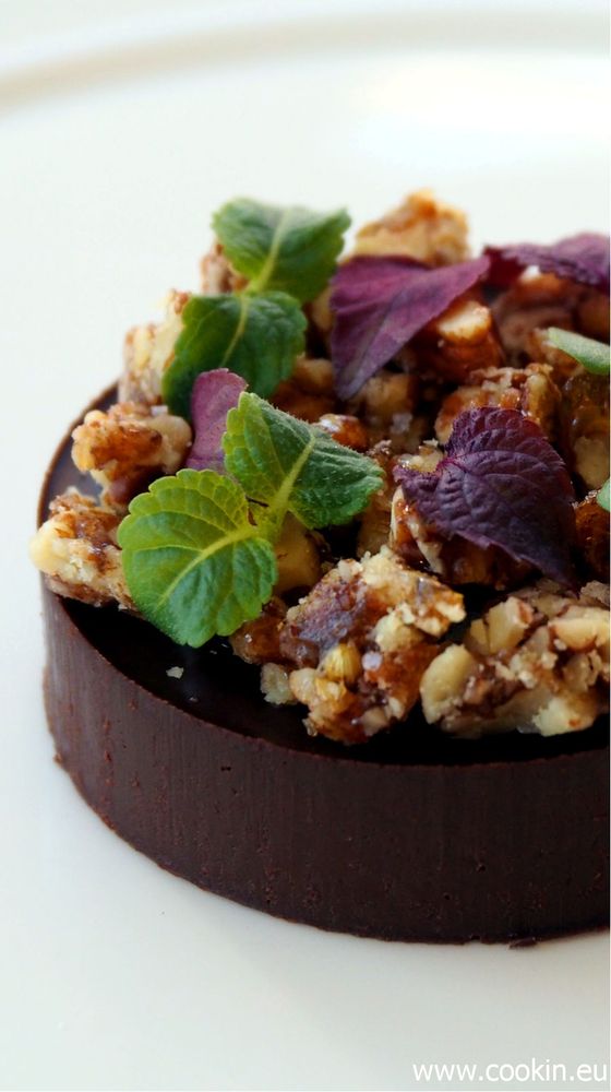 Rezeptbild: Schokoladen-Olivenöl Ganache, Pekanuss-Krokant mit Sojasauce, Shiso-Kresse und Meersalz