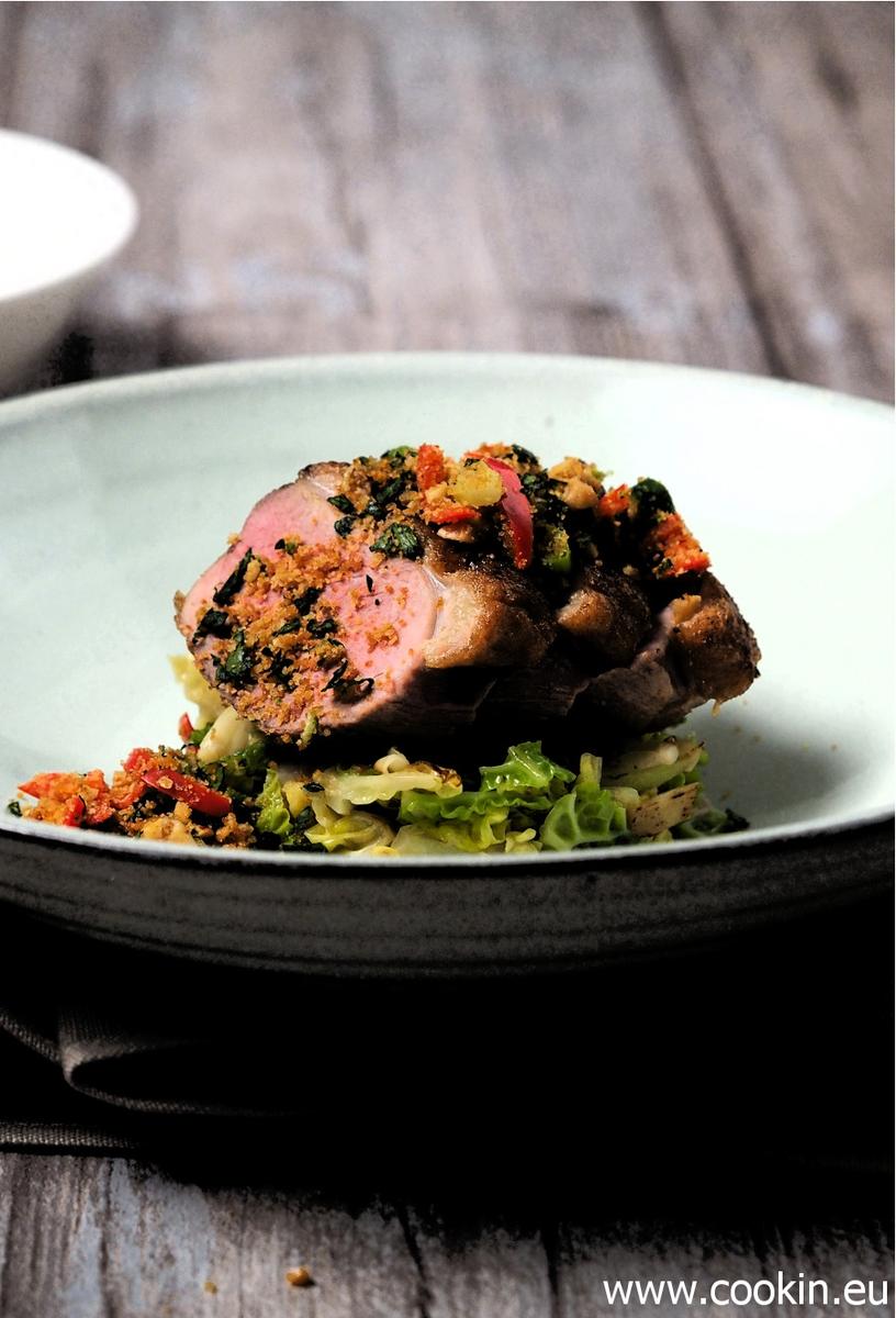 Rezeptbild: Gebratene Entenbrust, asiatischer Wirsing, Erdnuss-Chili Crumble