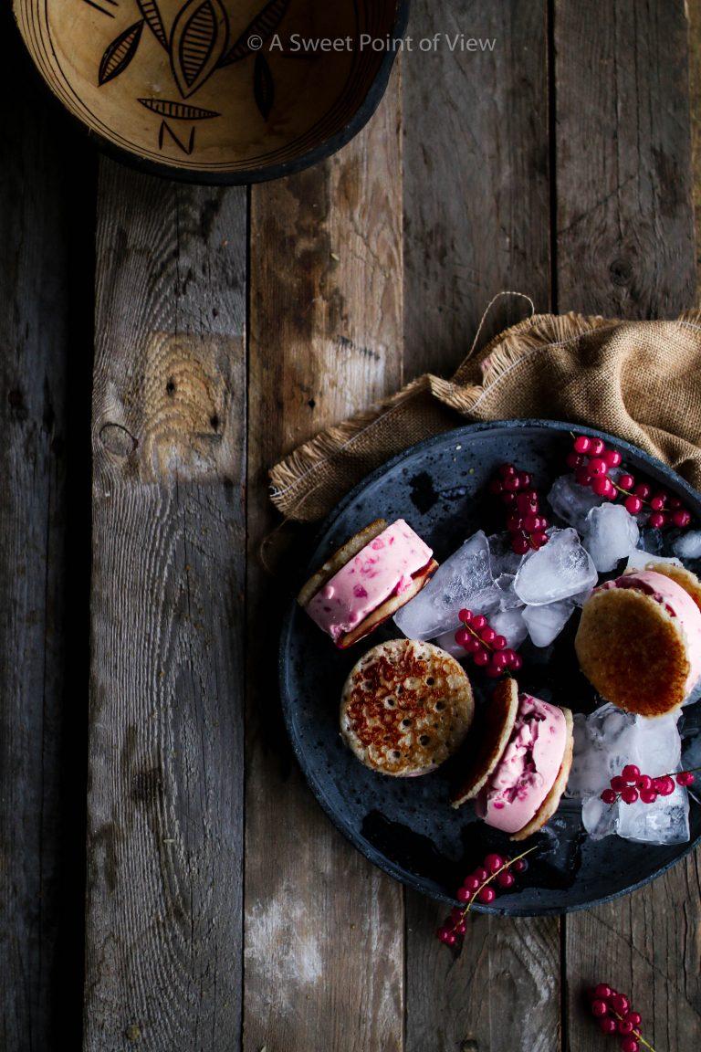 Rezeptbild: HAUSA MASA REISKUCHEN & ROTE JOHANNISBEERE EIS SANDWICHES