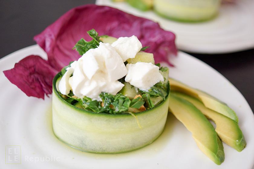 Rezeptbild: Rucola-Salat mit Gurke umwickelt in Koriander-Honig-Limonen-Dressing