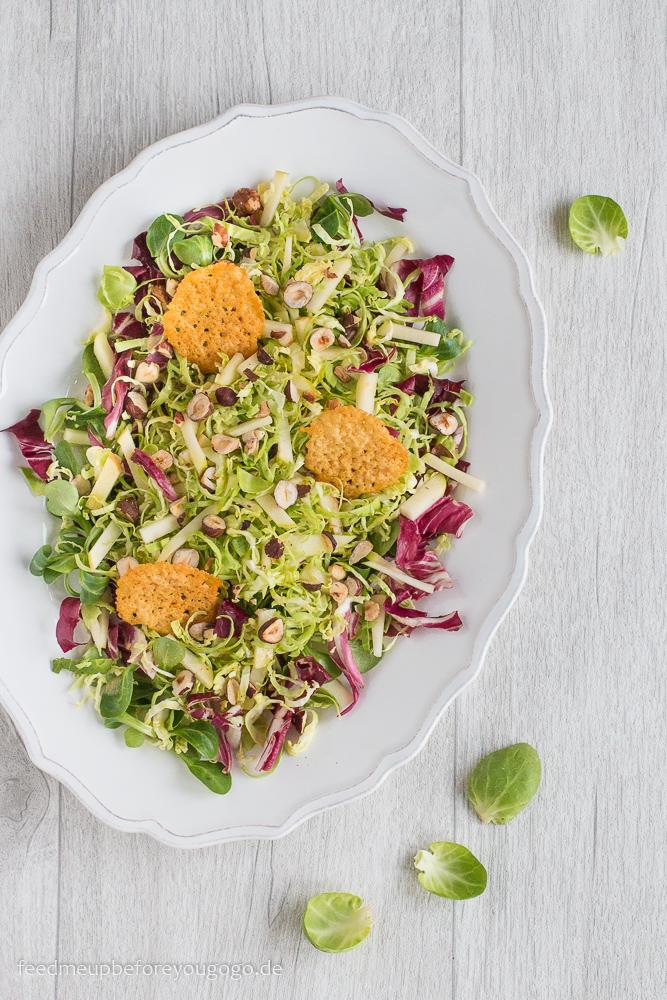 Rezeptbild: Winterlicher Salat mit rohem Rosenkohl, Apfel und Parmesanchips