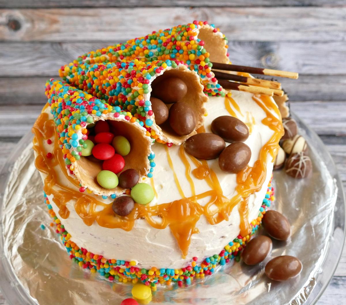 Rezeptbild: Kleine Geburtstagstorte mit Waldbeerecreme