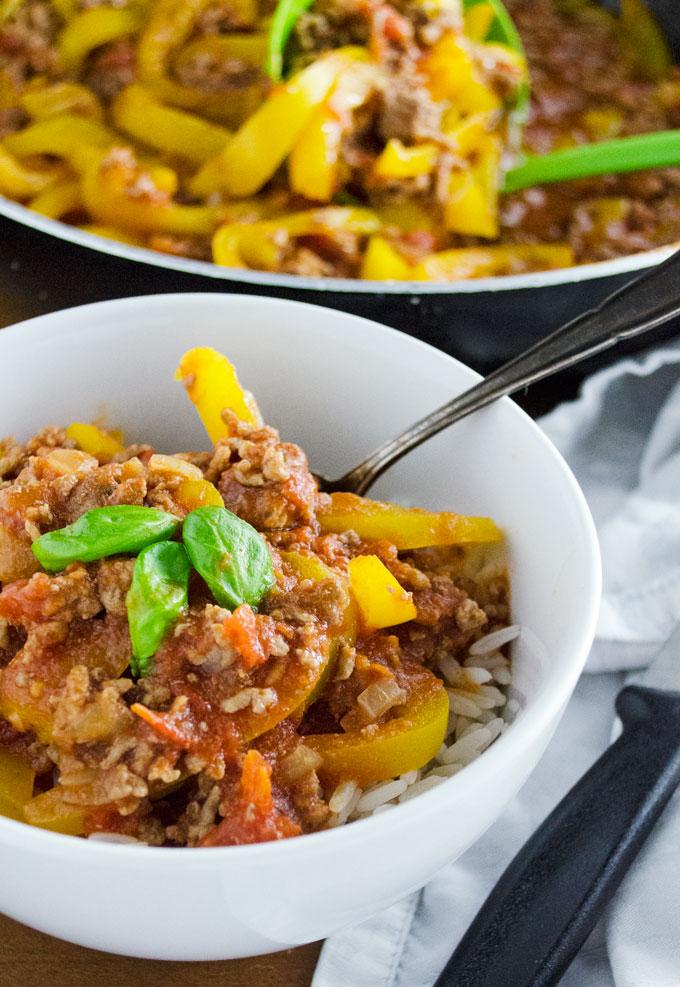 Rezeptbild: SCHNELLE PAPRIKA-HACKPFANNE MIT REIS