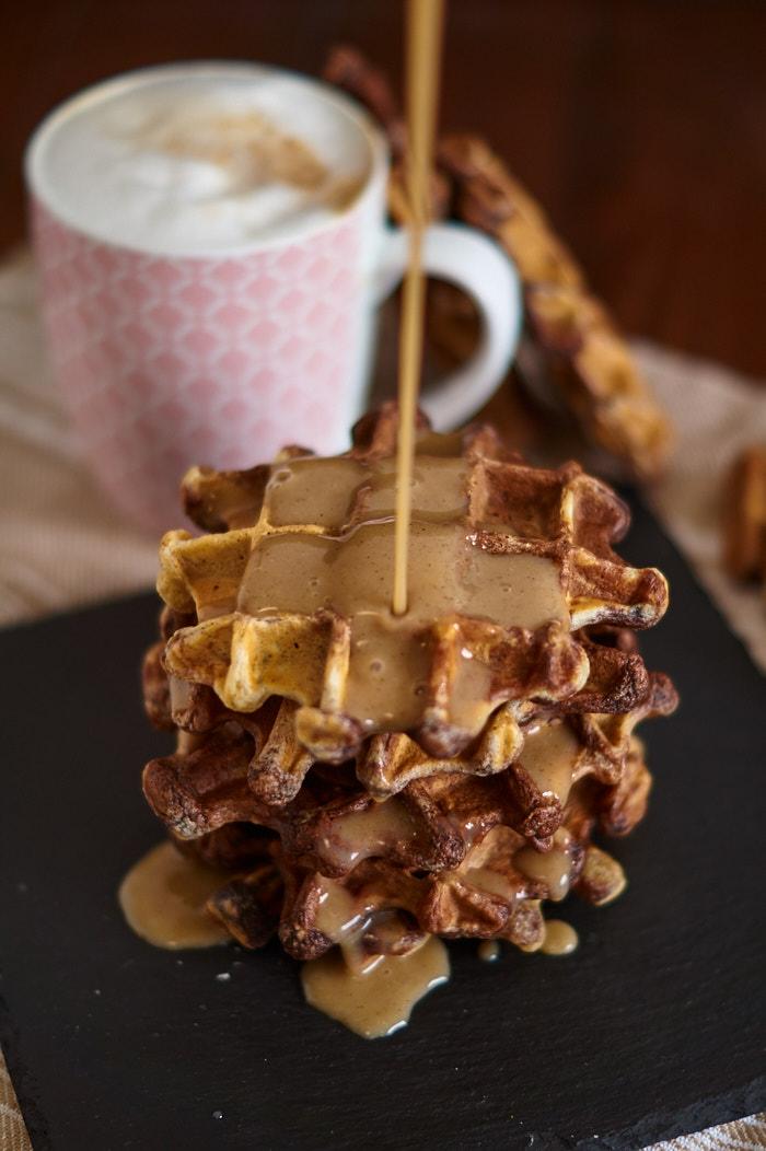 Rezeptbild: Marmorierte Waffeln mit Dattel Karamell Sauce