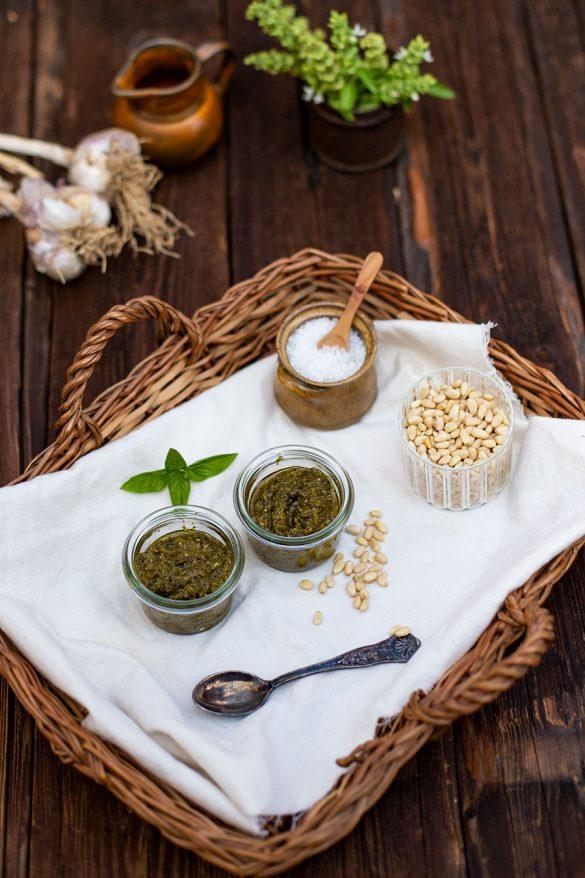 Rezeptbild: Einfaches Basilikum Pesto Rezept mit Pinienkernen und Parmesan