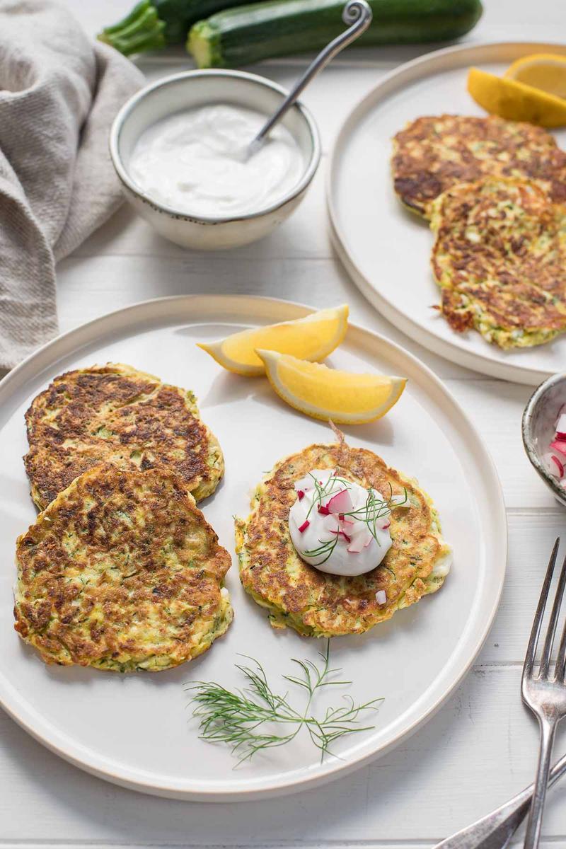 Rezeptbild: Zucchini-Puffer mit Joghurt-Soße