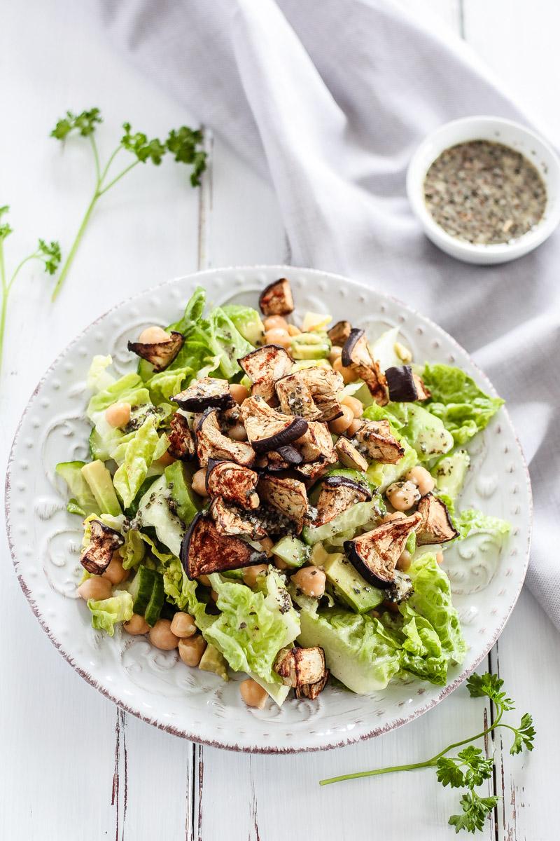 Rezeptbild: Salat mit Aubergine und Knoblauch-Basilikum-Dressing