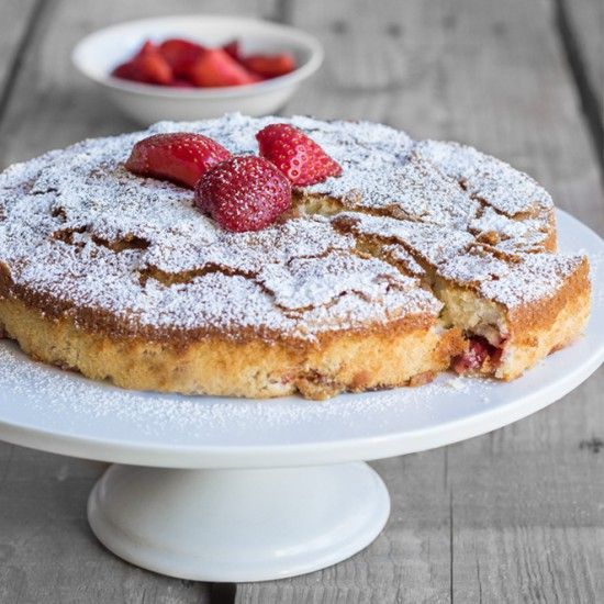 Rezeptbild: Buttermilchkuchen mit Erdbeeren