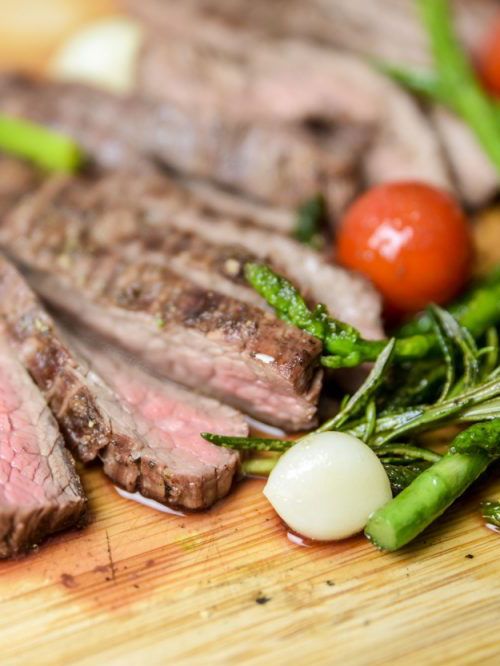 Rezeptbild: GEGRILLTES FLANK STEAK MIT GRÜNEM SPARGEL UND TOMATEN