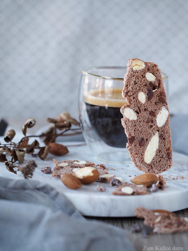 Rezeptbild: Hauchdünne Mandel-Kekse mit Kakao-Nibs