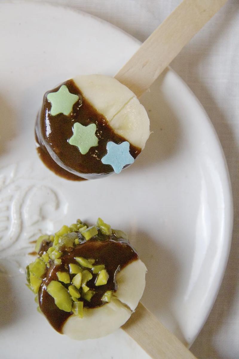 Rezeptbild: Früchte am Stiel treffen auf Schokoladenfondue