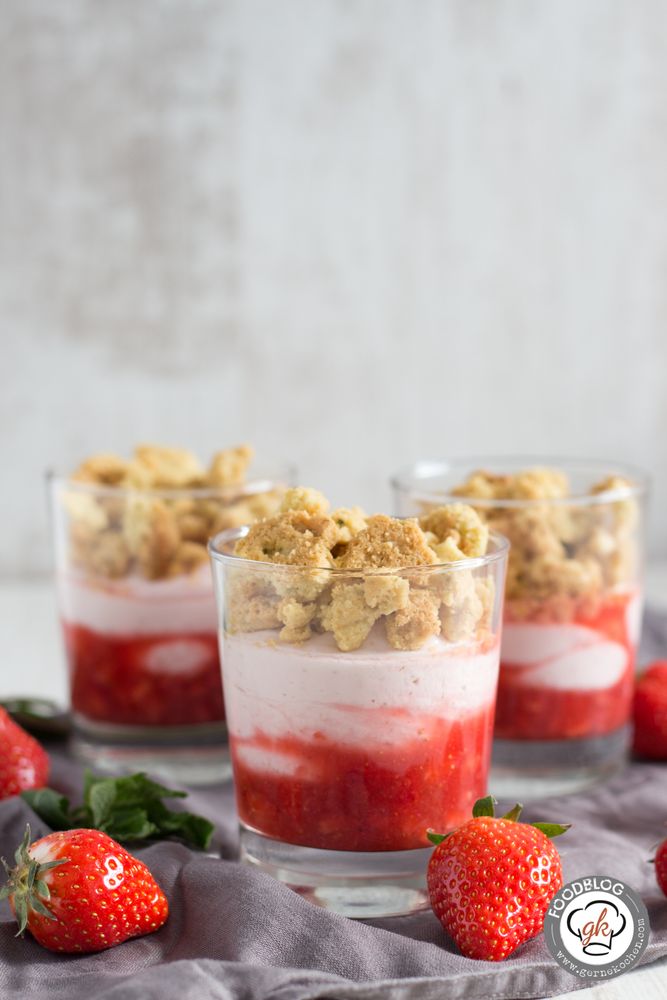 Rezeptbild: Erdbeer-Mascarpone-Creme mit Minz-Streusel