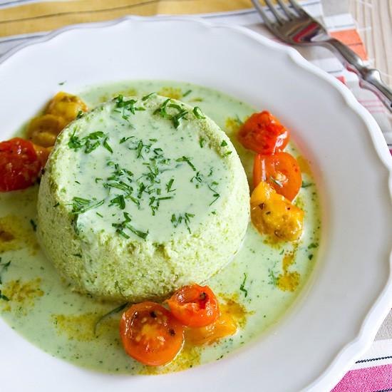 Rezeptbild: Spargelflan mit Zitronen-Petersilien-Soße und Ofentomaten