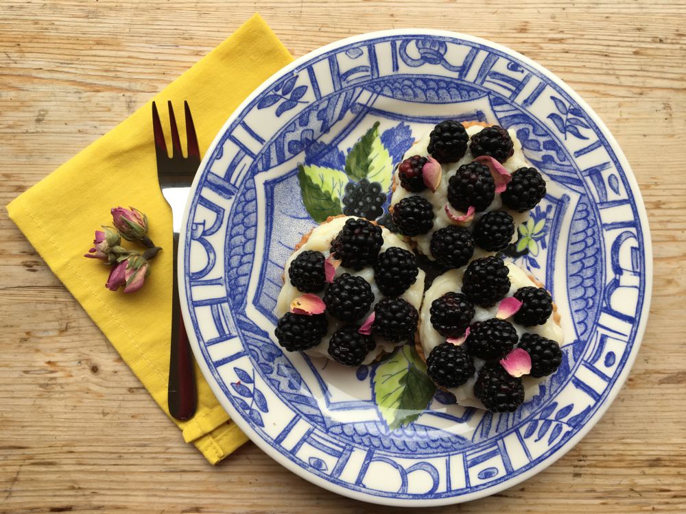 Rezeptbild: Tartelettes à la mûre et à la rose (Brombeeren-Rosen Tartelettes)
